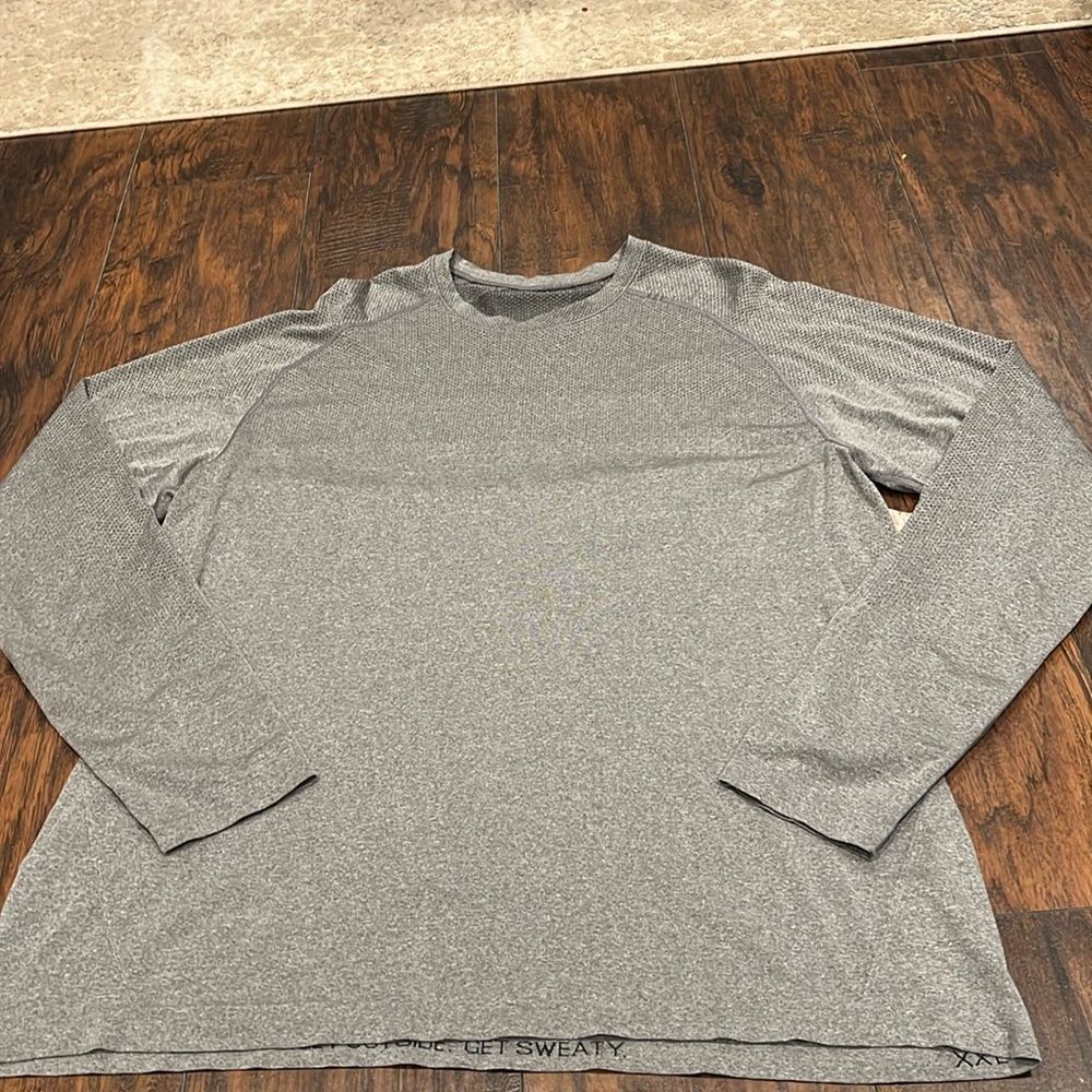 Lululemon metal tech vent shirt size XXL in EUC light grey